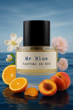Flacon de parfum Mr Blue Parfums de Rue entouré de bergamote, mandarine, pêche et fleurs blanches, sur fond marin bleu.