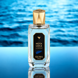 Flacon Nota Loca Ulyka Parfums sur fond bleu marin