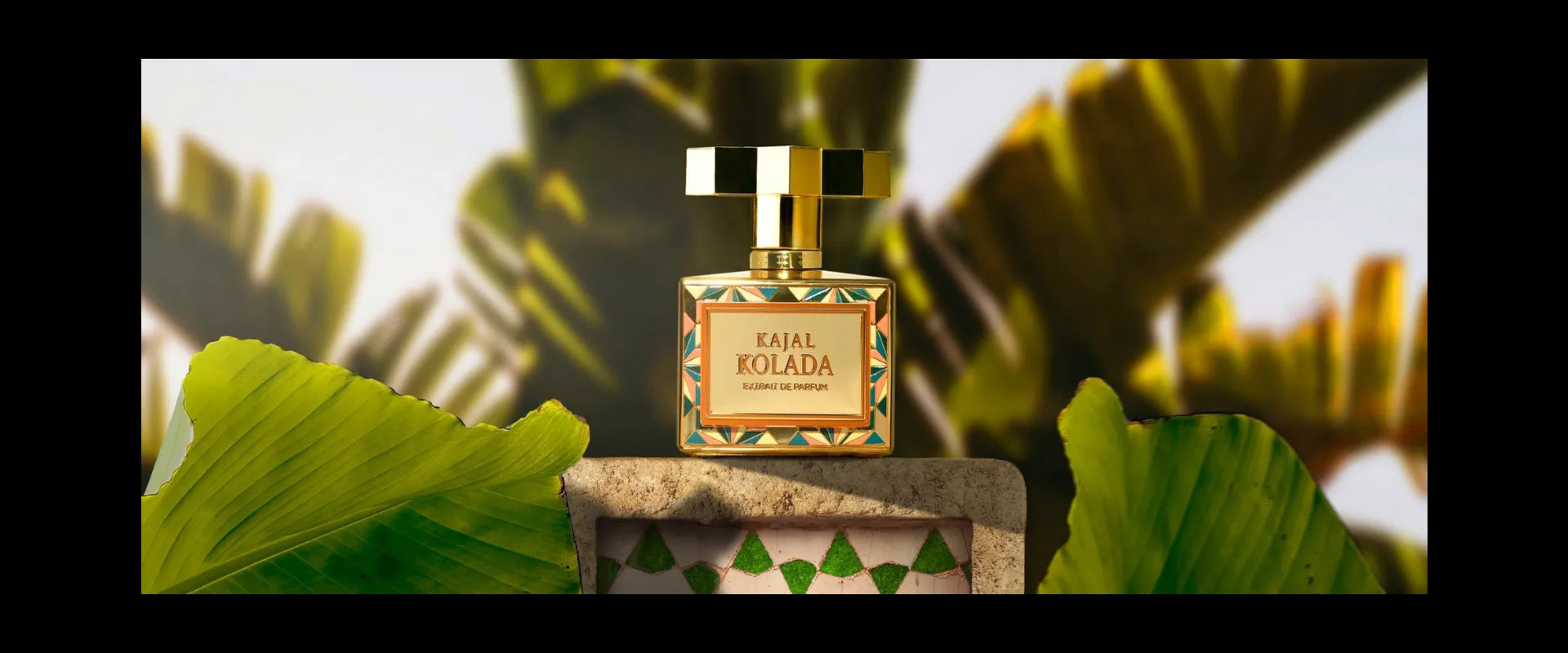 Bannière parfum Kajal Kolada sur fond tropical – Version desktop