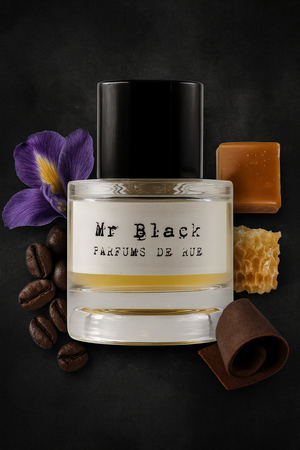 Flacon de parfum Mr Black Parfums de Rue entouré de ses notes principales : iris violet, grains de café, caramel, miel, vanille et cuir sur fond sombre.