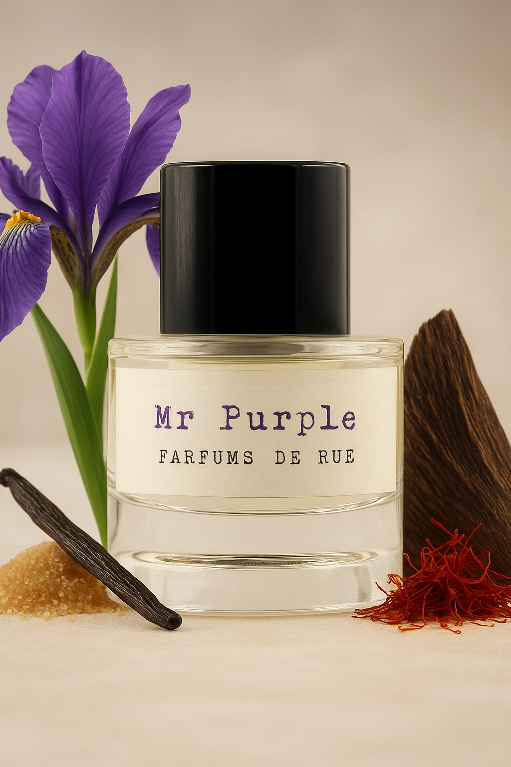 Flacon de parfum Mr Purple Parfums de Rue entouré d’iris violet, vanille, cassonade, safran et bois d’oud, sur fond neutre élégant.