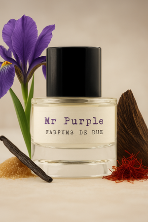 Flacon de parfum Mr Purple Parfums de Rue entouré d’iris violet, vanille, cassonade, safran et bois d’oud, sur fond neutre élégant.