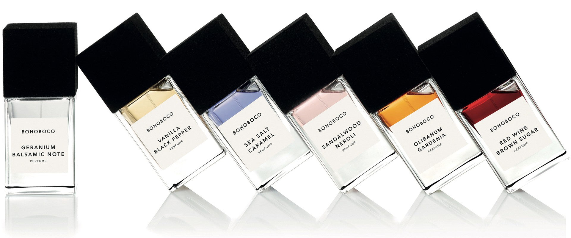 Collection Bohoboco – parfums minimalistes alignés sur fond blanc avec reflets