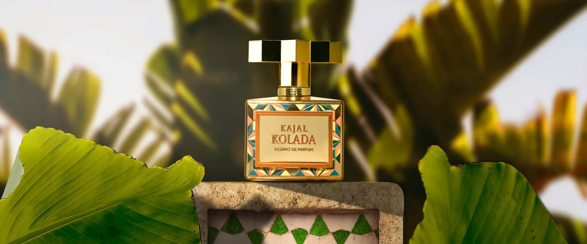 Bannière parfum Kajal Kolada sur fond tropical – Version desktop