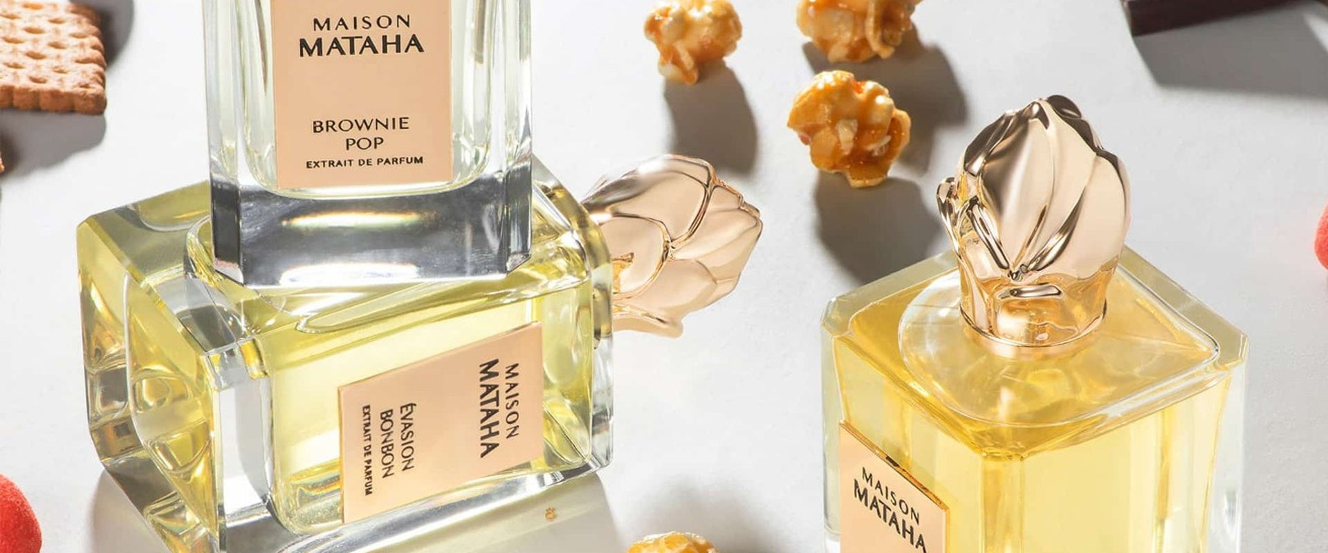 Parfums Maison Mataha – flacons raffinés et notes sucrées sur fond clair, vue horizontale