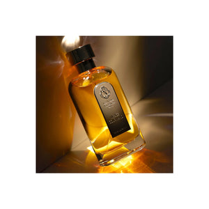 Parfum Mirage Gourmand de Les Nobles Essences éclairé dans une ambiance dorée